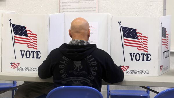 A voters casts his ballot during the U.S. presidential election in Medina, Ohio, U.S. November 8, 2016. - Sputnik Молдова