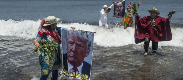 Shamans perform a ritual of predictions for the upcoming US election with posters of presidential candidates Donald Trump and Hilary Clinton at the Agua Dulce beach in Lima on November 7, 2016 - Sputnik Молдова