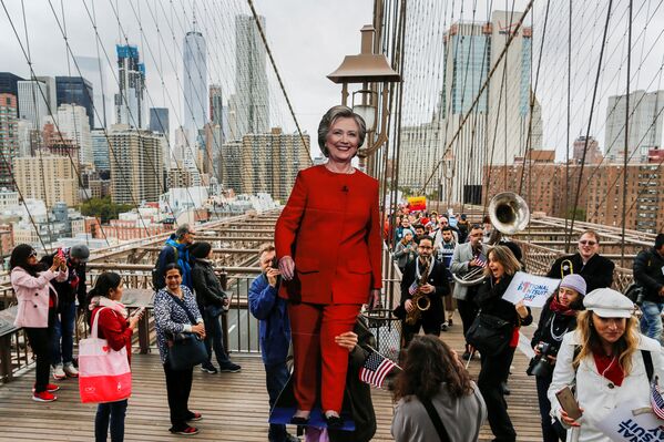Susținători ai candidatului democrat la președinția SUA, Hillary Clinton, care iau parte la un marș pe podul Brooklyn din New York, SUA 22 octombrie 2016 - Sputnik Moldova-România