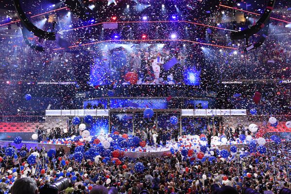 Candidatul democrat la președinția SUA, Hillary Clinton, la Convenția Națională Democrată  desfășurată la Wells Fargo Center pe 28 iulie 2016, Philadelphia, Pennsylvania. - Sputnik Moldova