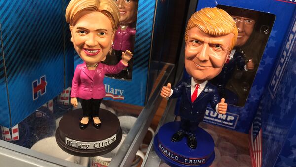 Păpușile Bobblehead, ilustrând candidatul democraților nominalizat la prezidentiale, Hillary Clinton, și pe omologul său republican, Donald Trump - Sputnik Moldova-România