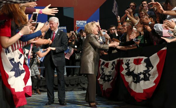 Хиллари Клинтон и ее муж Билл приветствуют своих сторонников. - Sputnik Молдова