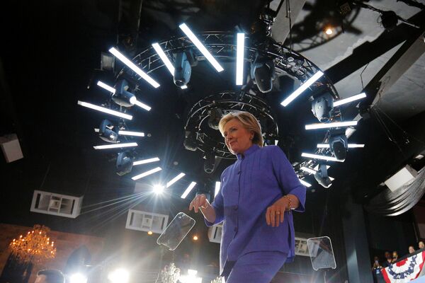 Candidatul democrat la președinția SUA, Hillary Clinton, merge pe scena la un miting de campanie la Complexul Manor din Wilton Manors, Florida, SUA 30 octombrie 2016. - Sputnik Moldova