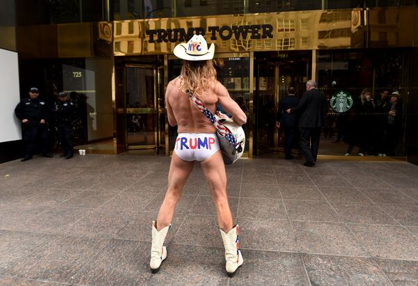 Robert John Burck, cunoscut mai bine sub numele de Naked Cowboy, evoluează în fața Trump Tower pe 25 octombrie 2016 la New York. - Sputnik Moldova