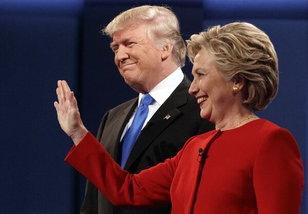 Трамп и Клинтон рядом, первые дебаты. Хэмпстэд, штат Нью-Йорк, сентябрь 2016 года. - Sputnik Молдова
