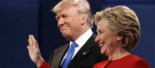 Republican presidential candidate Donald Trump, left, stands with Democratic presidential candidate Hillary Clinton at the first presidential debate at Hofstra University, Monday, Sept. 26, 2016, in Hempstead, N.Y. - Sputnik Moldova-România