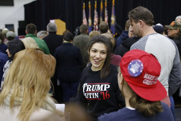 O femeie poartă un tricou cu inscripția Trump-Putin '16, înainte de un miting de susținere a candidatului republican la presedintie, Donald Trump la Plymouth State University, Februarie 7, 2016, în Plymouth, New Hampshire - Sputnik Moldova-România