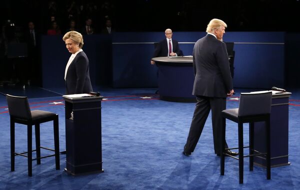 Candidatul democrat, Hillary Clinton, (în stânga) și candidatul republican, Donald Trump, pe scenă, în timpul celei de-a doua dezbateri prezidențiale de la Universitatea Washington din St Louis, Missouri, la 9 octombrie, 2016 - Sputnik Moldova-România