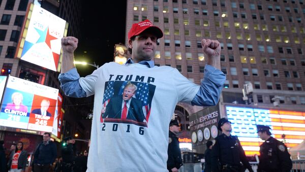 Сторонник кандидата в президенты США от Республиканской партии Дональда Трампа на площади Таймс-сквер в Нью-Йорке - Sputnik Молдова