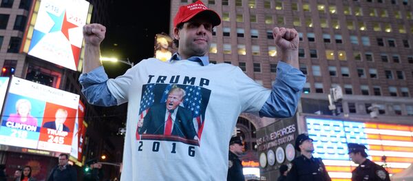 Сторонник кандидата в президенты США от Республиканской партии Дональда Трампа на площади Таймс-сквер в Нью-Йорке - Sputnik Молдова