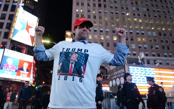 Сторонник кандидата в президенты США от Республиканской партии Дональда Трампа на площади Таймс-сквер в Нью-Йорке - Sputnik Молдова