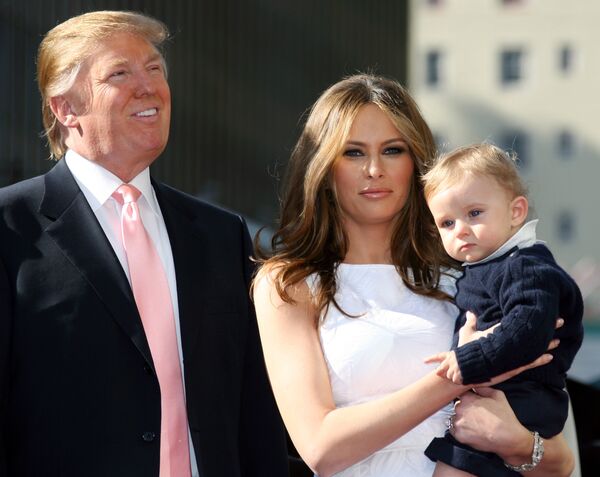 Дональд Трамп, Меланья Трамп и их сын Бэррон, 16 января 2007 года Дональд Трамп, Меланья Трамп и их сын Бэррон, 16 января 2007 года - Sputnik Молдова