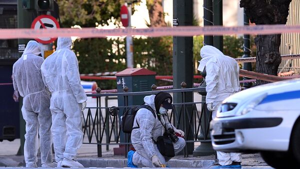 Police officers investigate at the front of the French embassy after two motorcyclists threw a hand granade injuring the guard early in central Athens on November 10, 2016 - Sputnik Moldova-România