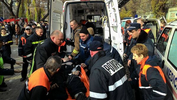 Спасение пожарного на складе в столичном секторе Чеканы в Кишиневе - Sputnik Moldova-România