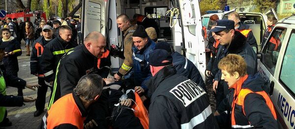 Спасение пожарного на складе в столичном секторе Чеканы в Кишиневе - Sputnik Молдова