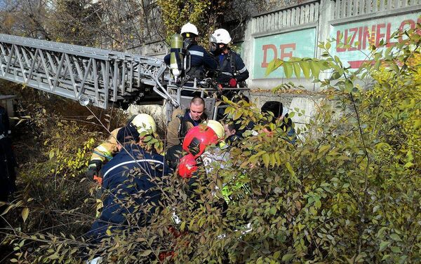 Спасение пожарного на складе в столичном секторе Чеканы в Кишиневе - Sputnik Молдова