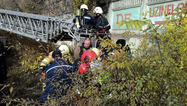 Спасение пожарного на складе в столичном секторе Чеканы в Кишиневе - Sputnik Молдова