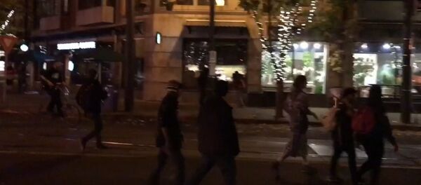 Протестующие против победы Трампа били витрины магазинов в Портленде - Sputnik Молдова