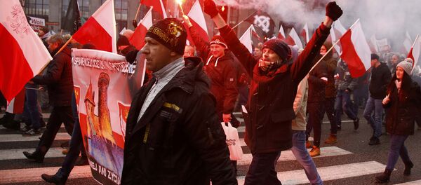 Protesters light flares and carry Polish flags during a rally, organised by far-right, nationalist groups, to mark the anniversary of Polish independence in Warsaw, Poland, November 11, 2016 Protesters light flares and carry Polish flags during a rally, organised by far-right, nationalist groups, to mark the anniversary of Polish independence in Warsaw, Poland, November 11, 2016 - Sputnik Moldova-România