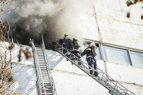 Возгорание было зарегистрировано на четвертом этаж, но затем огонь перешел и на помещения другого этажа. - Sputnik Молдова