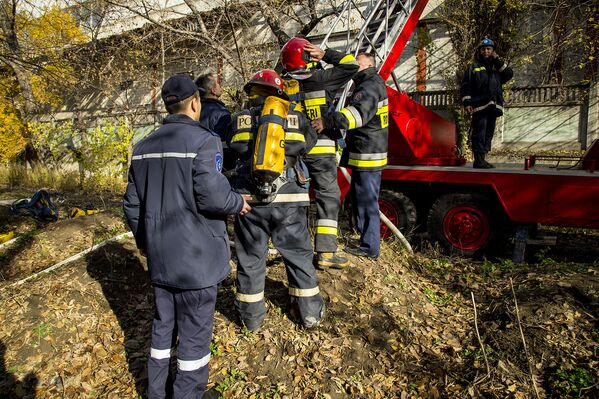 На месте происшествия работало порядка 20 пожарных расчетов и более 110 пожарных. - Sputnik Молдова