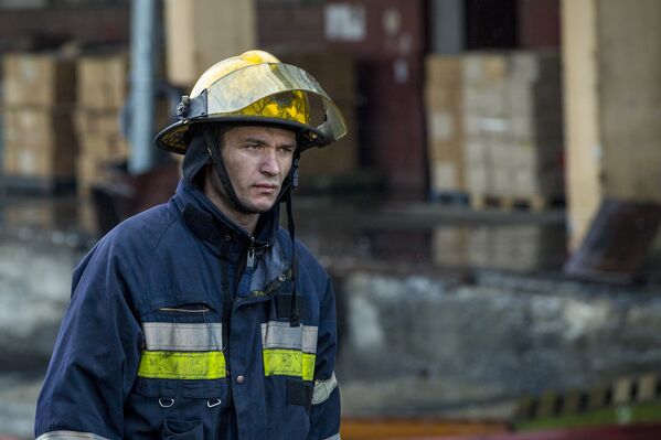 Пожарный, побывавший внутри охваченного огнем здания. - Sputnik Молдова