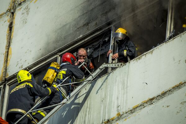 Пожарным, поднимающимся наверх, объясняют текущую обстановку. - Sputnik Молдова