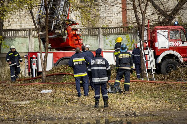 Пожарные наблюдают за работой коллег. - Sputnik Молдова