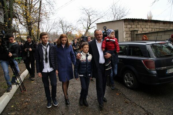 Игорь Додон пришел на избирательный участок с детьми и женой Игорь Додон пришел на избирательный участок с детьми и женой - Sputnik Молдова