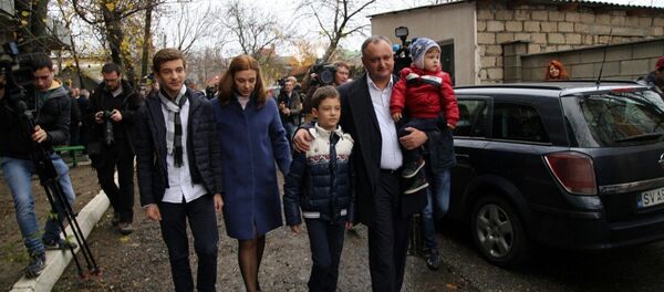 Игорь Додон пришел на избирательный участок с детьми и женой - Sputnik Moldova