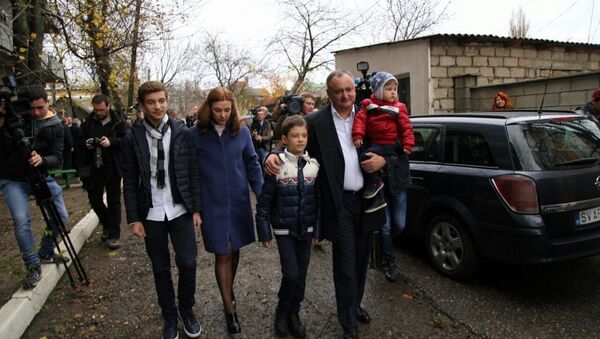 Игорь Додон пришел на избирательный участок с детьми и женой - Sputnik Moldova