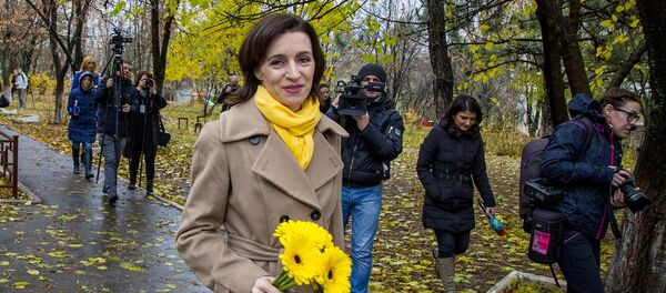 Майя Санду с букетом - Sputnik Молдова