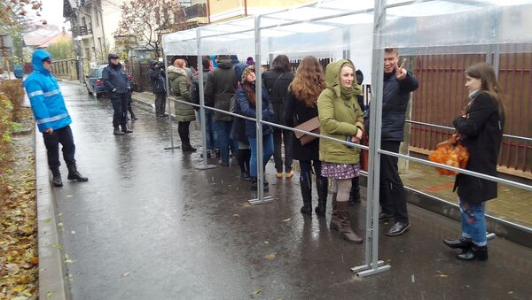 Moldovenii stau la cozi pentru a vota în străinătate - Sputnik Moldova
