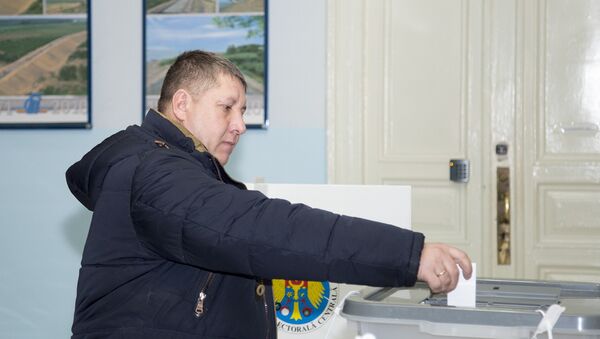 Избиратель на участке - Sputnik Молдова