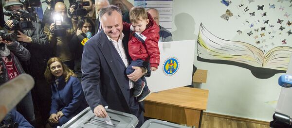 Игорь Додон на избирательном участке - Sputnik Молдова