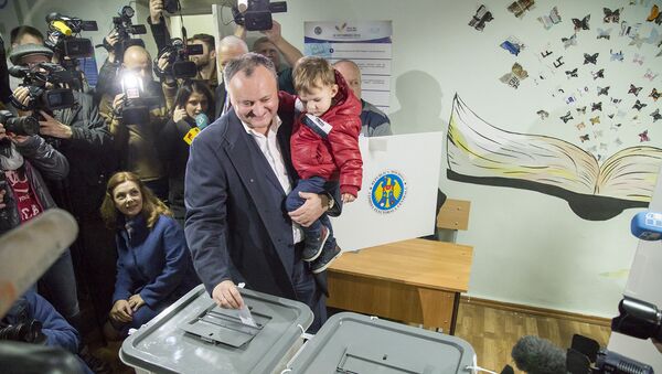 Игорь Додон на избирательном участке - Sputnik Молдова