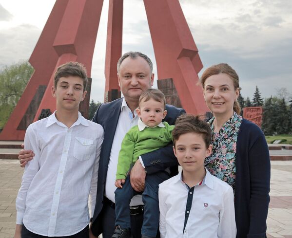 Игорь Додон с женой и сыновьями: Богдан, Влад и самый младший - Николай - Sputnik Молдова