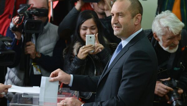 Кандидат в президенты страны от Болгарской социалистической партии Румен Радев голосует на избирательном участке в Софии - Sputnik Молдова