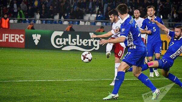 Игрок грузинской команды забивает гол в ворота сборной Молдовы - Sputnik Молдова