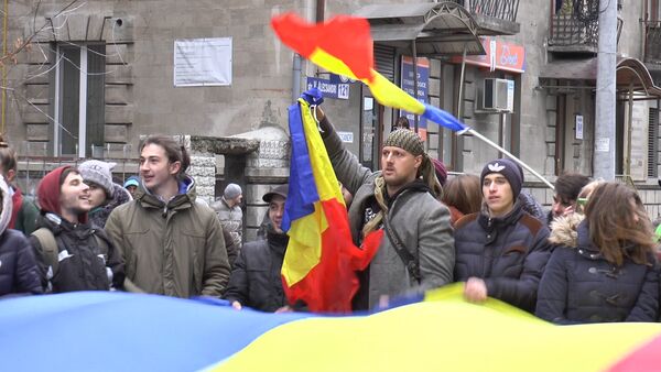 Протесты под румынскими флагами у здания молдавского ЦИК - Sputnik Молдова