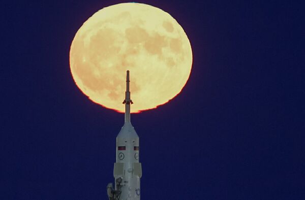 Super-Luna deasupra cosmodromului ”Baikonur” (Kazahstan) - Sputnik Moldova
