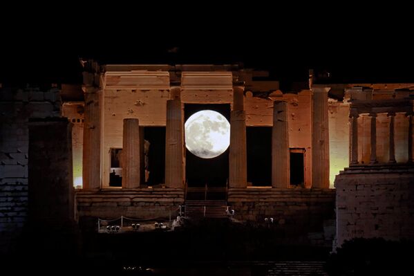 Super-Luna care apare prin Propileu. Colină antică a Akropolei (Atena, Grecia) - Sputnik Moldova