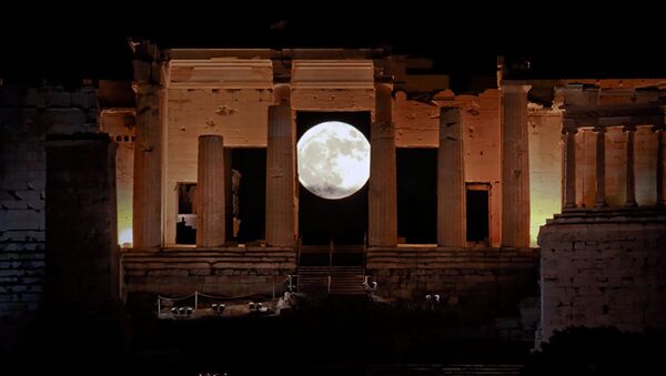 Восходящая супер-Луна через Пропилеи. Древний холм Акрополя (Афины, Греция). - Sputnik Молдова