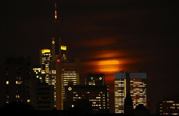 Луна поднимается над горизонтом во Франкфурте ранним вечером (Германия) - Sputnik Молдова