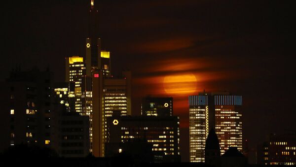 Luna se ridică deasupra orizontului seara devreme, la Frankfurt (Germania) - Sputnik Moldova