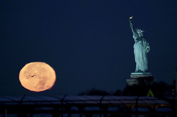 Super-Luna aproape de Statuia Libertății din New-York (SUA) - Sputnik Moldova-România