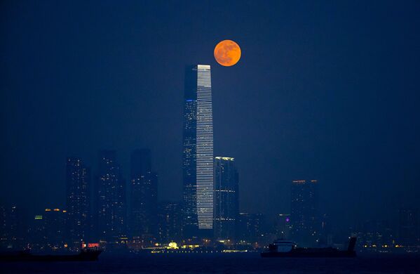 Super-Luna deasupra portului Victoria din Hong Kong (China) - Sputnik Moldova