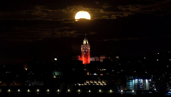 Super-Luna deasupra  istoricului turn Galata de la Istanbul (Turcia) - Sputnik Moldova-România
