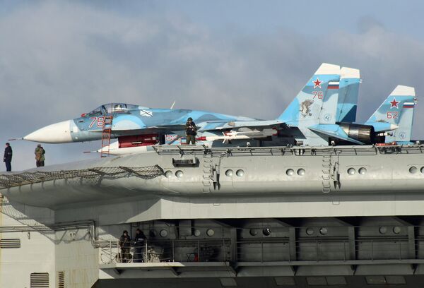 Самолеты Су-33 на борту тяжёлого авианесущего крейсера Адмирал Флота Советского Союза Кузнецов во время прохода авианосной группы Северного флота России через пролив Ла-Манш. Самолеты Су-33 на борту тяжёлого авианесущего крейсера Адмирал Флота Советского Союза Кузнецов во время прохода авианосной группы Северного флота России через пролив Ла-Манш. - Sputnik Молдова