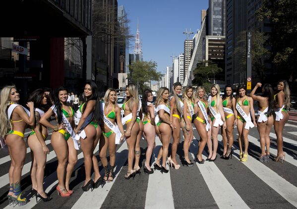 Concurentele Miss BumBum Brazilia pozează pentru fotografi în mijlocul Paulista Avenue pentru a promova concurs de frumusețe în districtul financiar Sao Paulo, Brazilia, luni, 3 august 2015 - Sputnik Moldova-România